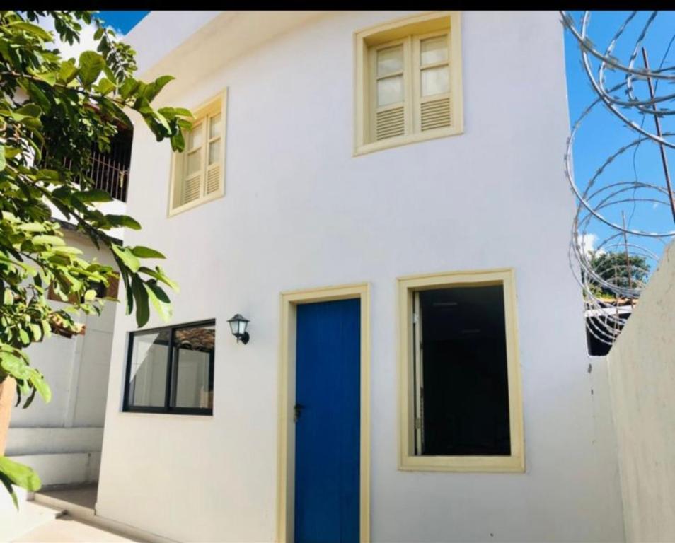 迪亚曼蒂纳Casa Ouro no centro de Diamantina的白色的房子,有蓝色的门