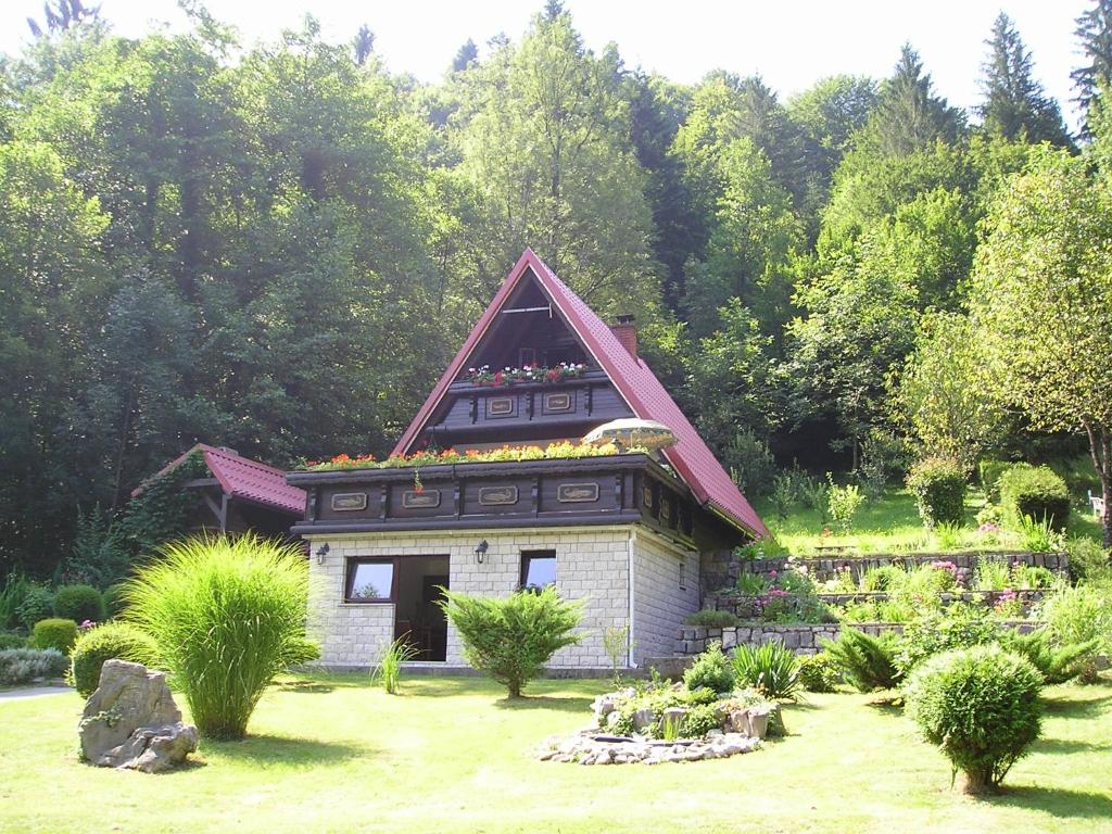 代尔尼采Holiday house with a parking space Gusti Laz, Gorski kotar - 17993的花园中带屋顶的小房子