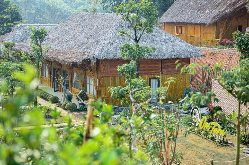 Yen BaiOMTARA RETREAT的茅草屋顶木屋
