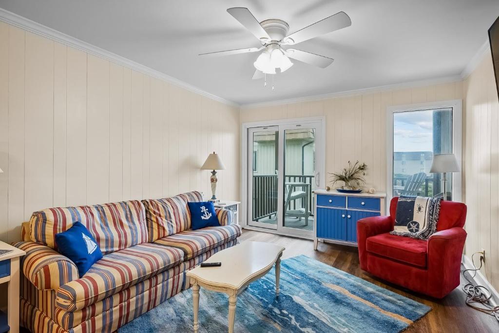 大西洋滩Southwinds C8的带沙发和红色椅子的客厅