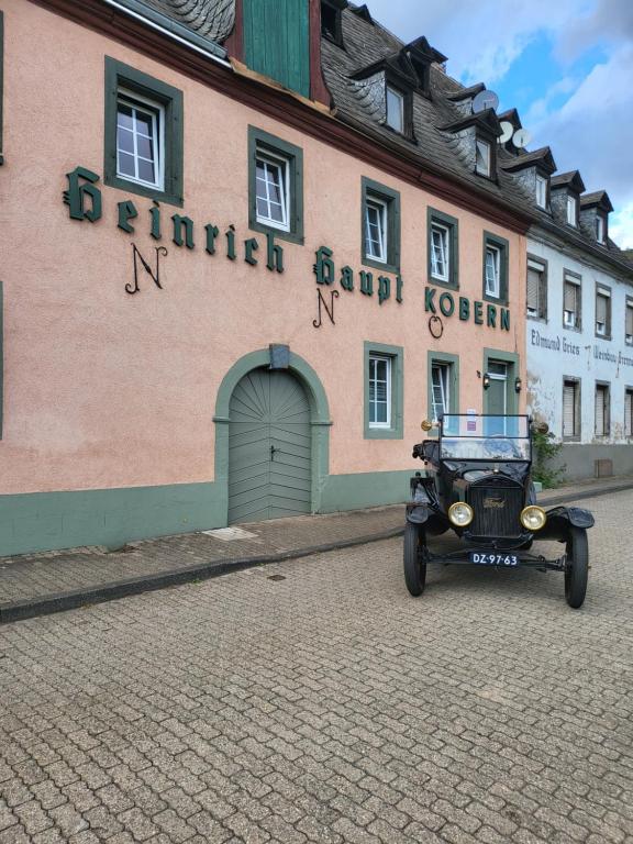 科伯恩-贡多夫Gastehaus in der Alte Kellerei的停在大楼前的旧车