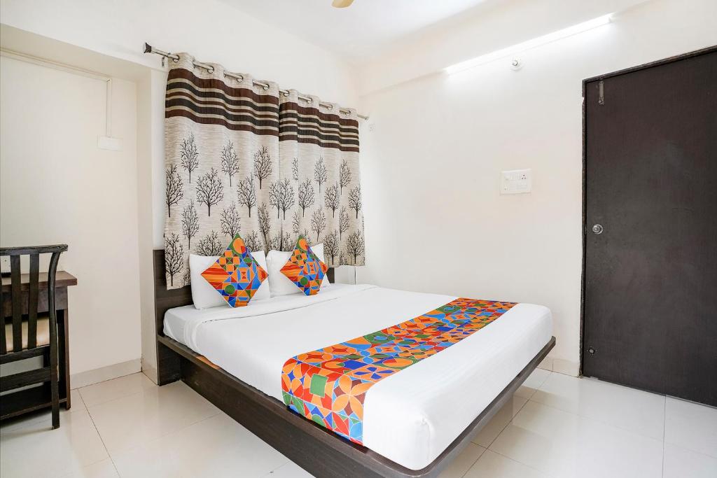 DāpuriFabHotel Vardhan House II的卧室配有一张床