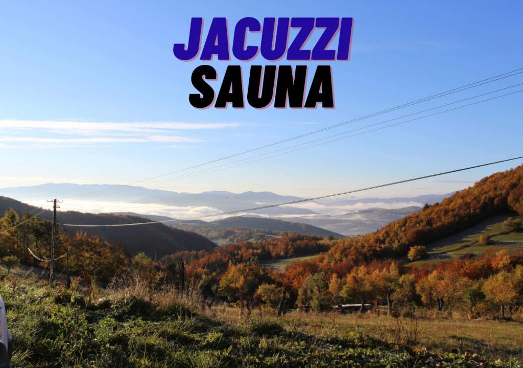 KiczniaDomek w Chmurach的山中山谷的景色,用jazza saiya的话说
