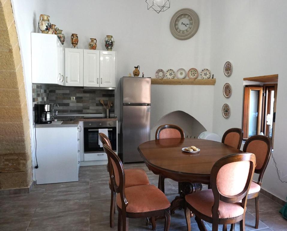 帕拉代西翁Amalia's Traditional Home in Paradisi的厨房配有桌子和冰箱