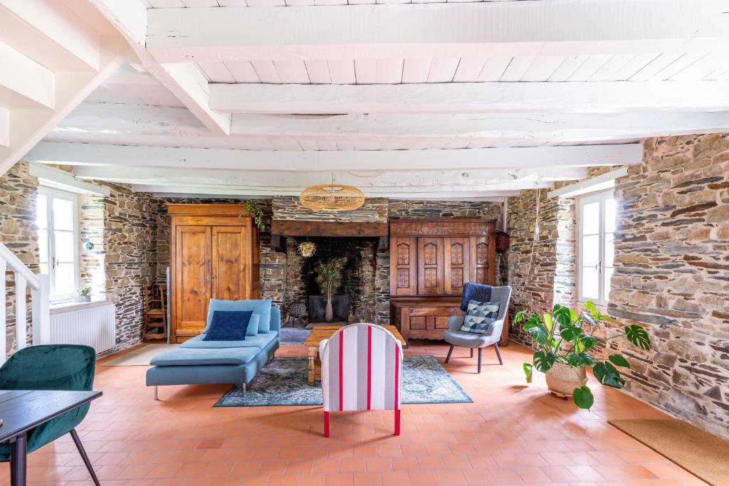 Saint-Martin-sur-OustLa Villauvert - Cottage的客厅配有家具和石墙