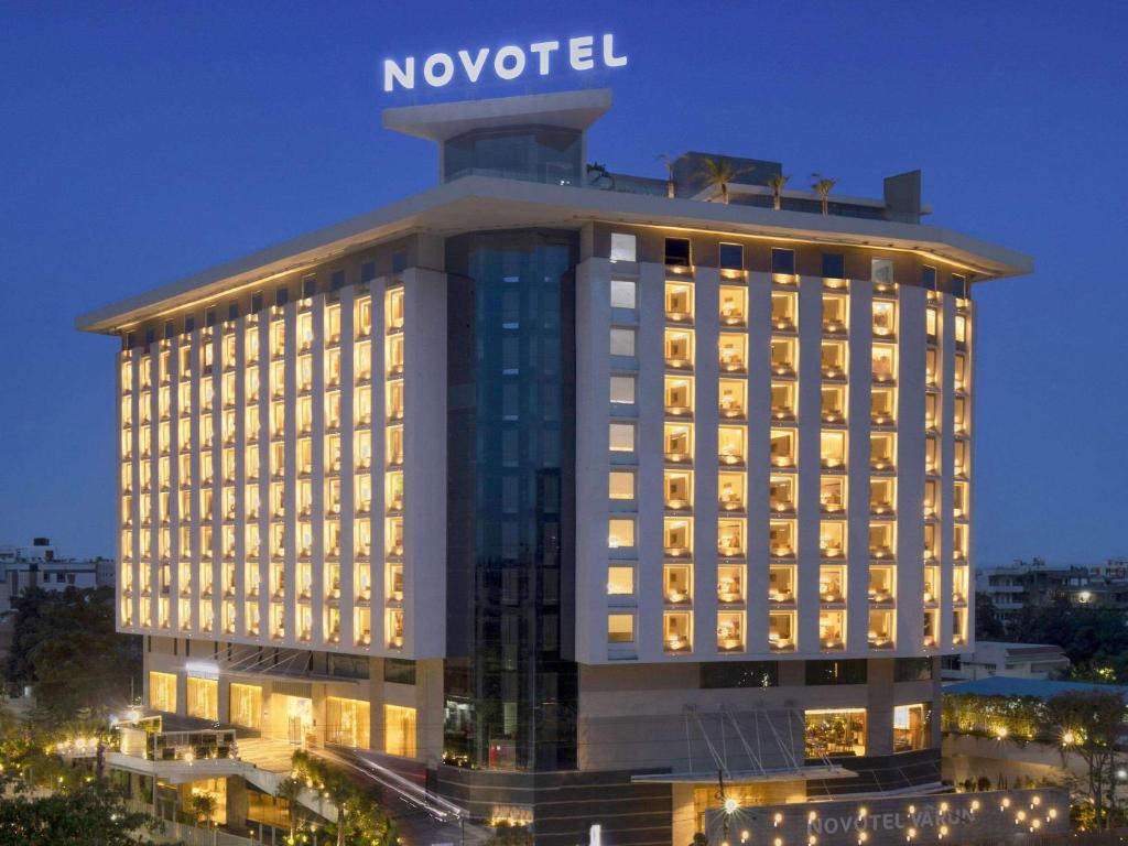 维杰亚瓦达Novotel Vijayawada Varun的建筑顶部有标志的酒店