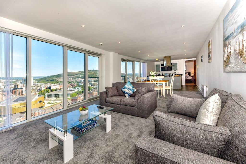 斯旺西Just Stay Wales - Meridian Tower Marina & City View - 2 Bed Apartment的客厅配有沙发和桌子