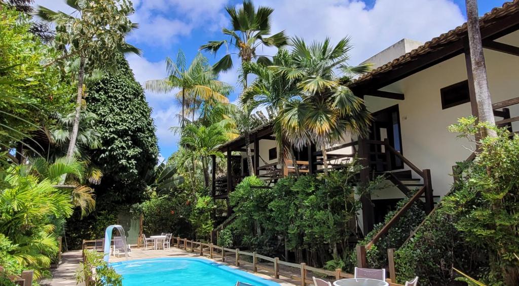 巴拉格兰德Taipabas Hotel的一座带游泳池和度假村的别墅