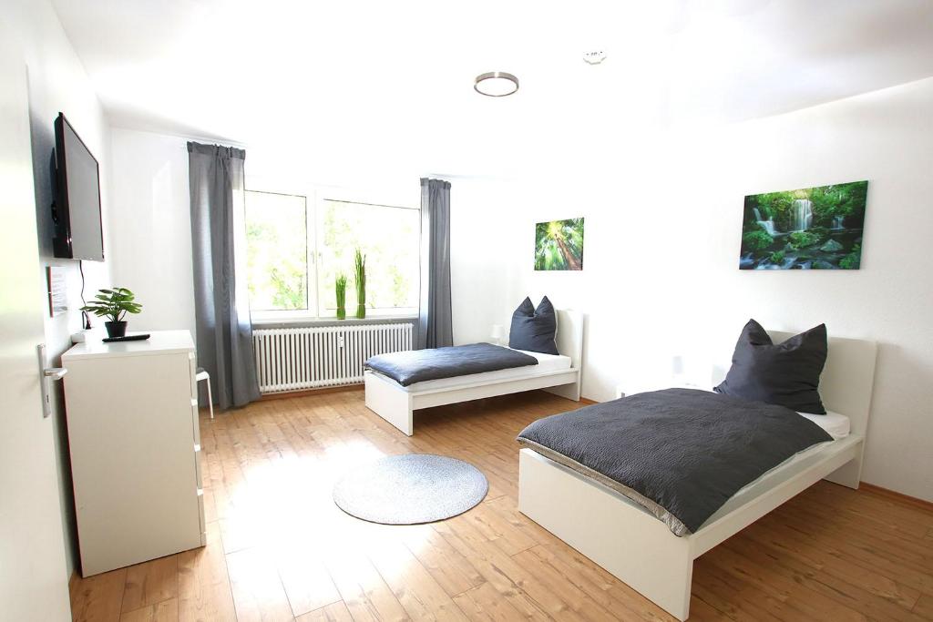 韦茨拉尔Spacious Apartment with Balcony的一间卧室配有一张床和一张沙发