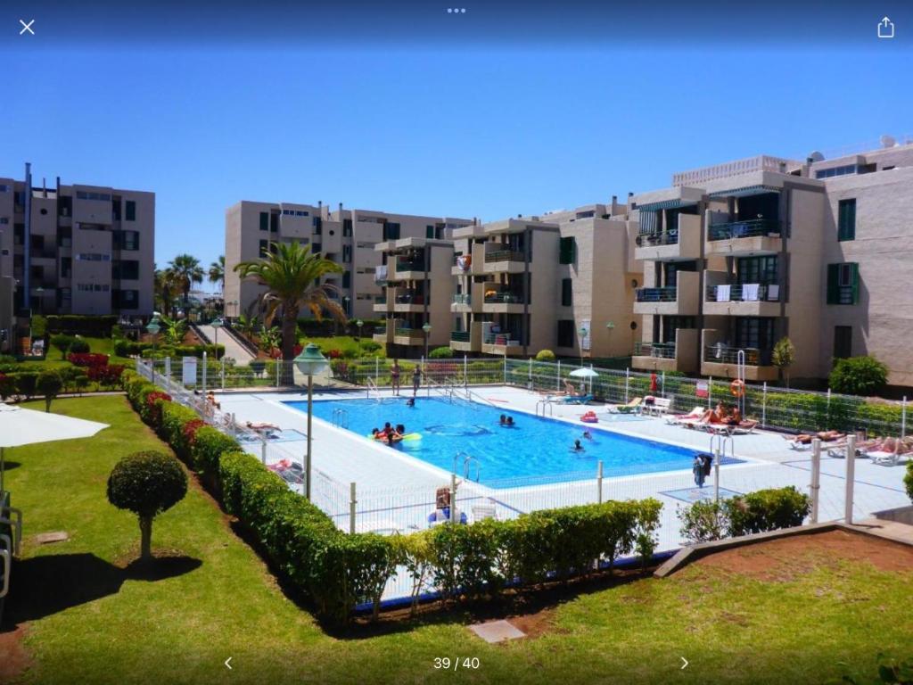 美洲海滩Las Viñas的一座大型游泳池,位于部分公寓大楼前