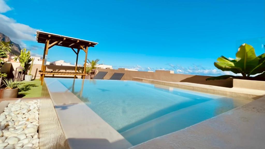 加拉奇科Garachico Homes - LA CASA DE VICTORIA的享有壮丽景色的别墅内的游泳池