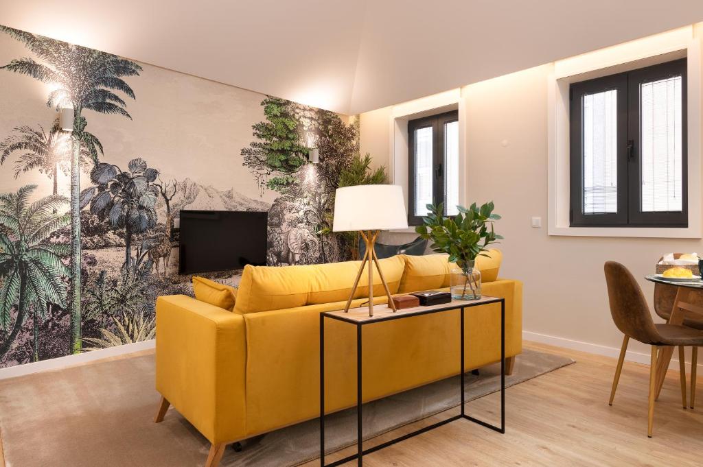 波尔图Savannah Apartment, by Bolhão Residences的客厅设有黄色沙发和电视