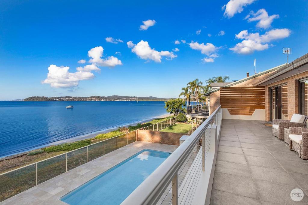 萨拉曼德湾Seaside Sanctuary - Waterfront Luxury Home with Heated Pool的享有水景的阳台