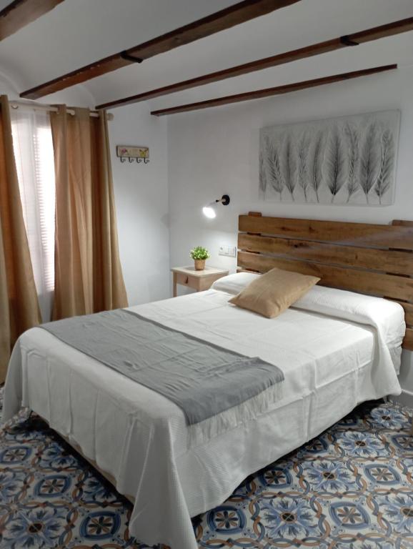 扎哈拉El MANANTIAL的一间卧室配有一张大床和木制床头板