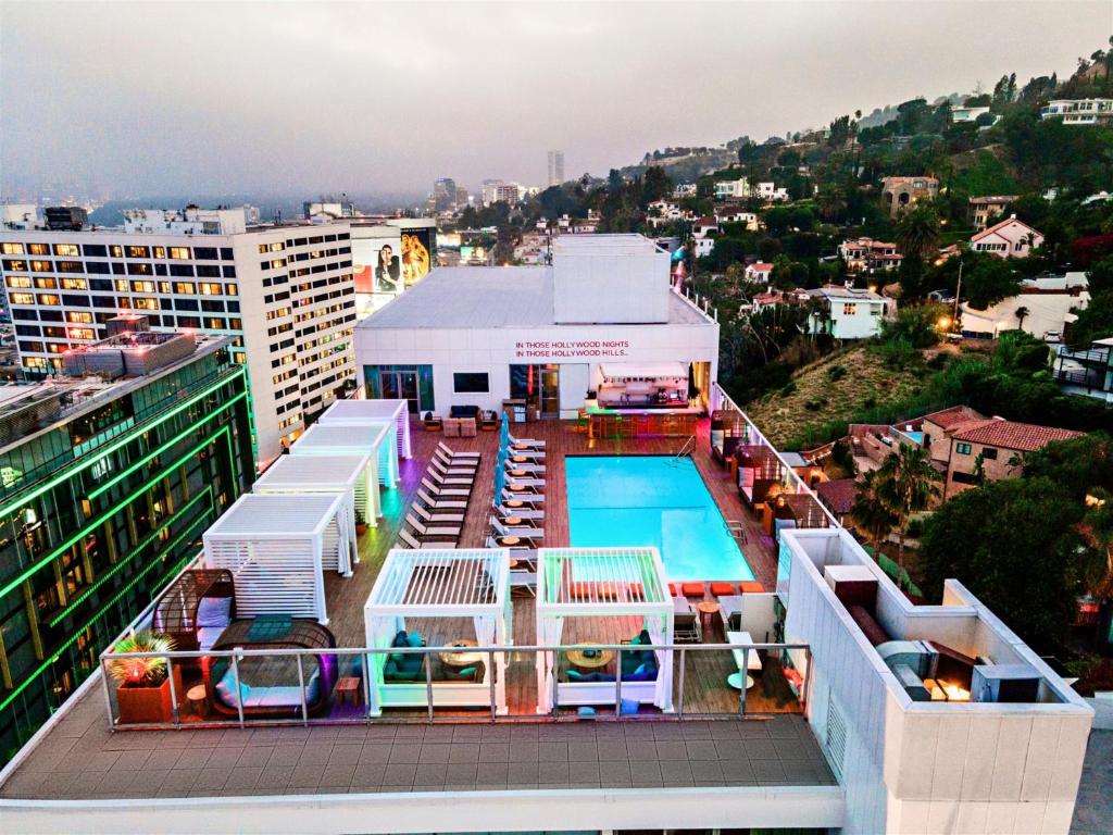 洛杉矶好莱坞西部安达仕酒店 - 凯悦集团概念的大楼顶部游泳池的空中景致