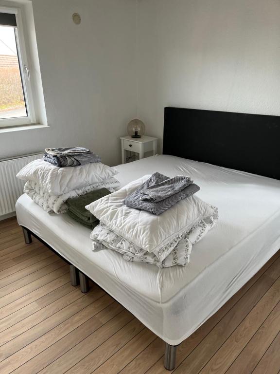 比伦德Casa Markskellet, Billund - hygge og leg for alle的一张带白色床单和枕头的床