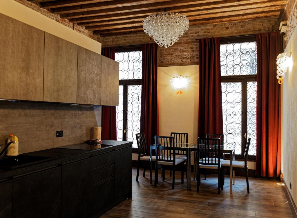 威尼斯Gradenigo Apartments 767的厨房以及带桌椅的用餐室。