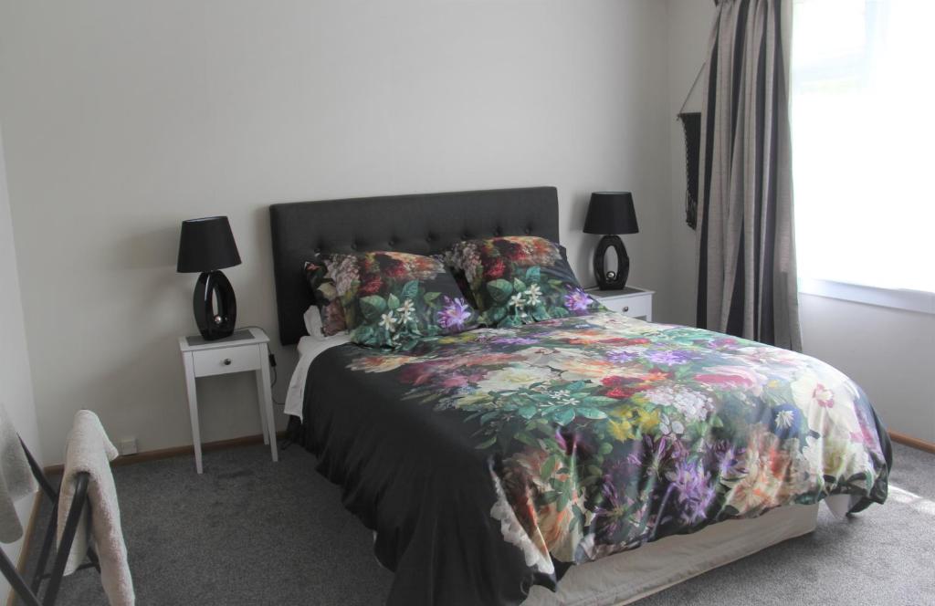 奥玛鲁罗西广场民宿的一间卧室配有一张床和两张带台灯的桌子。