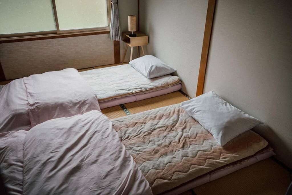登别Vacation House ROMAN的一间客房内配有两张床的房间