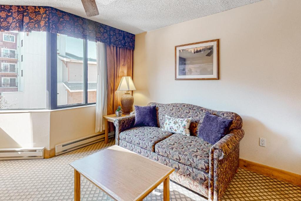 克雷斯特德比特Grand Lodge 369的带沙发和窗户的客厅