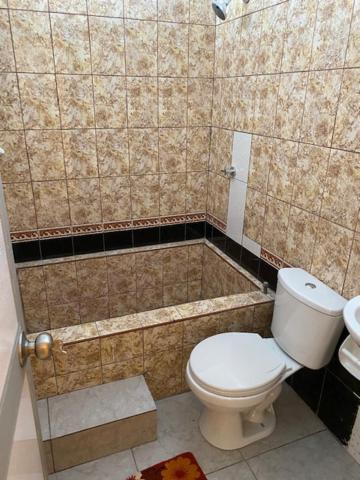 伊基托斯Alojamiento Everglow的一间带卫生间和淋浴的小浴室