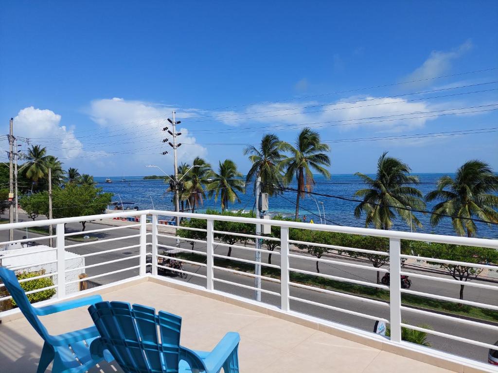 圣安德烈斯Bahia San Andres Hospedaje的两把蓝色椅子坐在一个俯瞰着大海的阳台