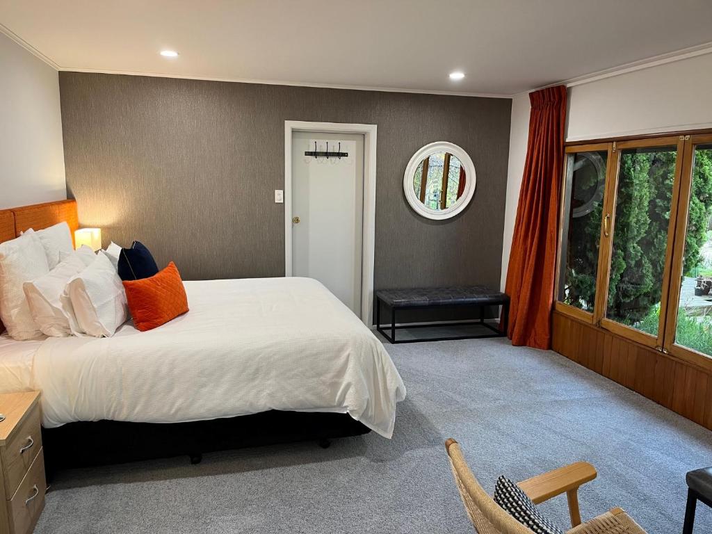 格雷敦Shy Cottage and Studio的一间卧室设有一张大床和一个窗户。