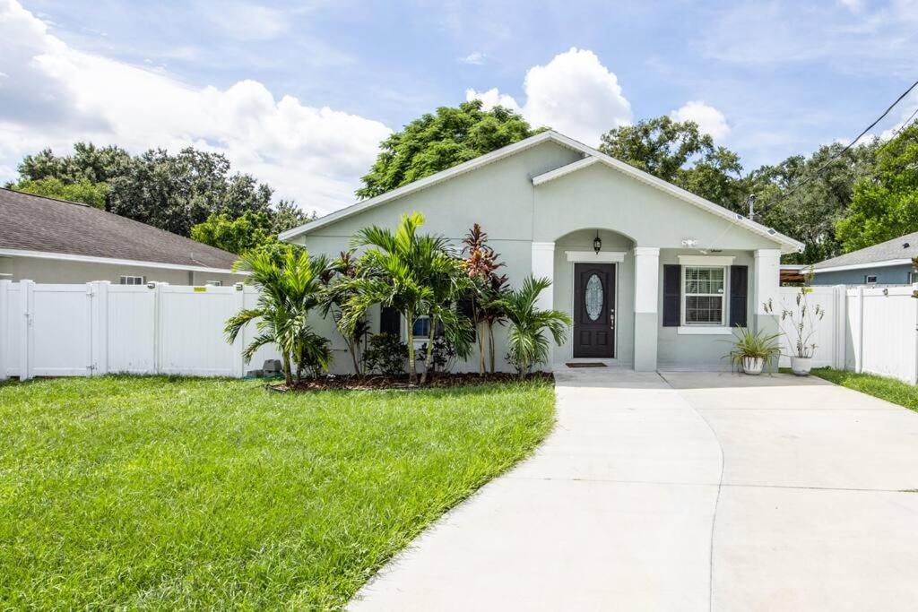 坦帕Modern Luxury Home Located in Tampa!的白色的房子,有白色的围栏