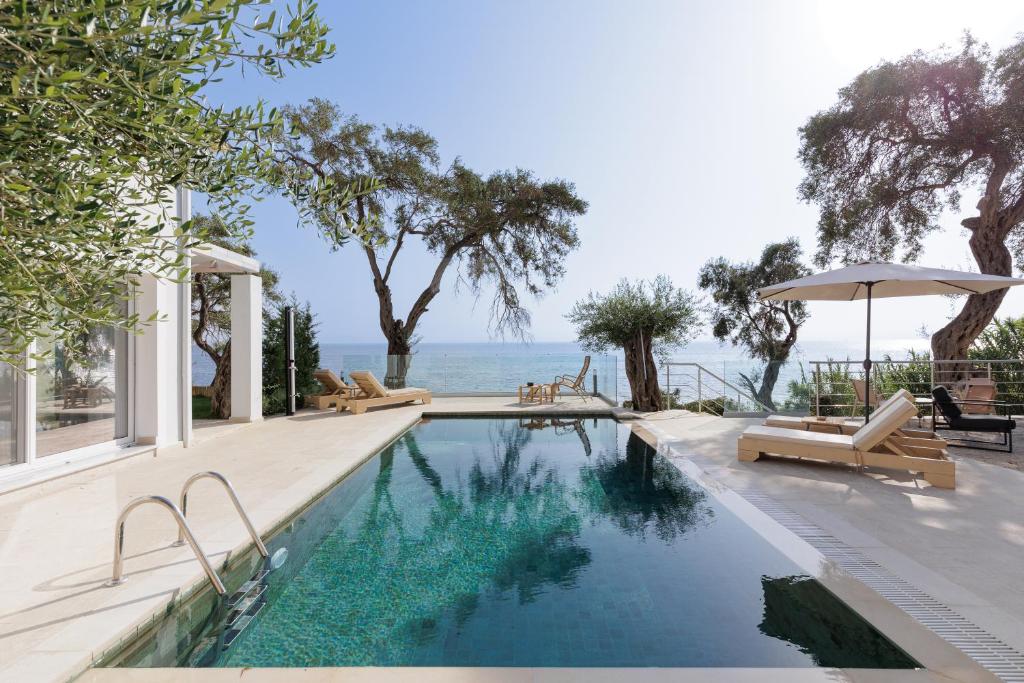 贝尼蔡斯Nisos Villas Corfu的海景游泳池