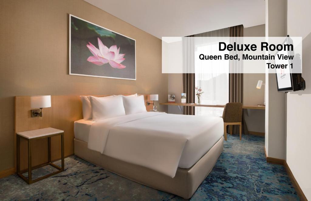 山口洋瑞士博里恩山口洋酒店的酒店客房配有白色的床和桌子
