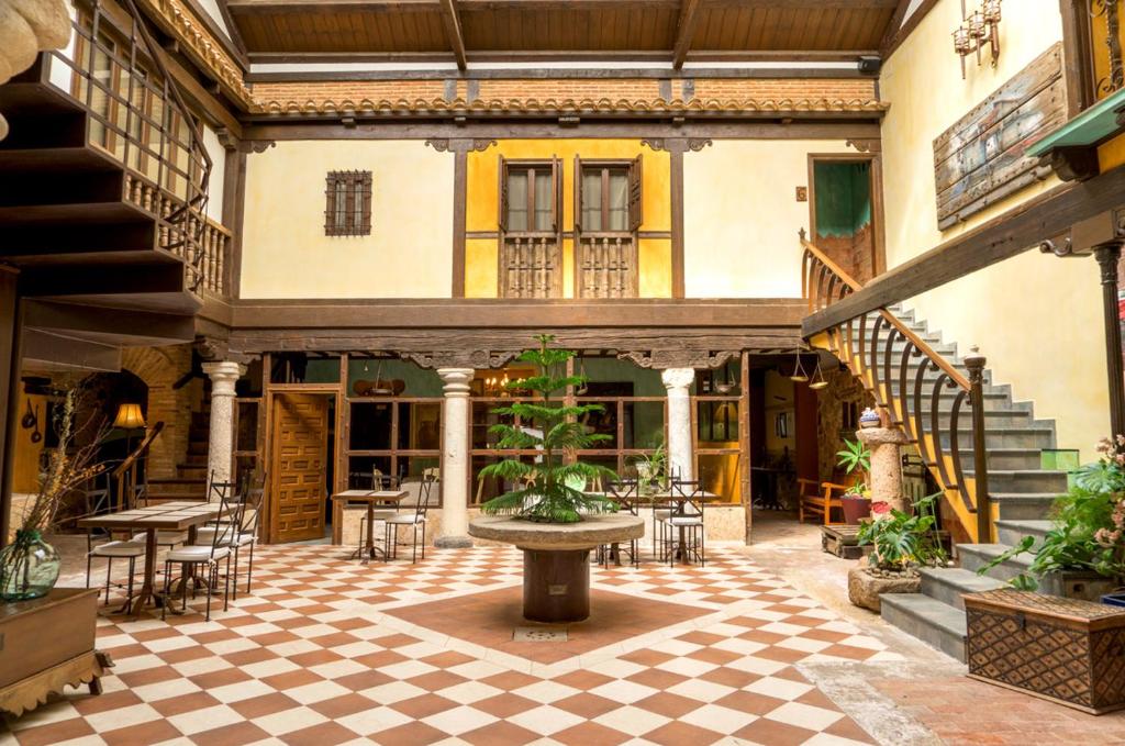 阿尔玛格鲁Hotel Spa La Casa del Rector Almagro的一座建筑中间带喷泉的庭院