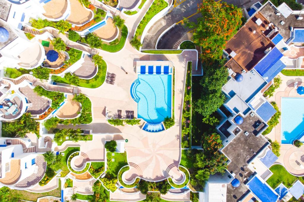 赛姆Hermoso Departamento Casa Blanca remodelado 2 Habitaciones Wi-Fi Netflix的享有度假村游泳池的顶部景致