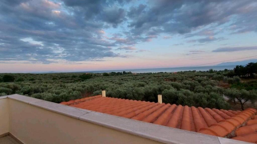 亚历山德鲁波利斯Magnificent View Villa的从房子屋顶上欣赏美景