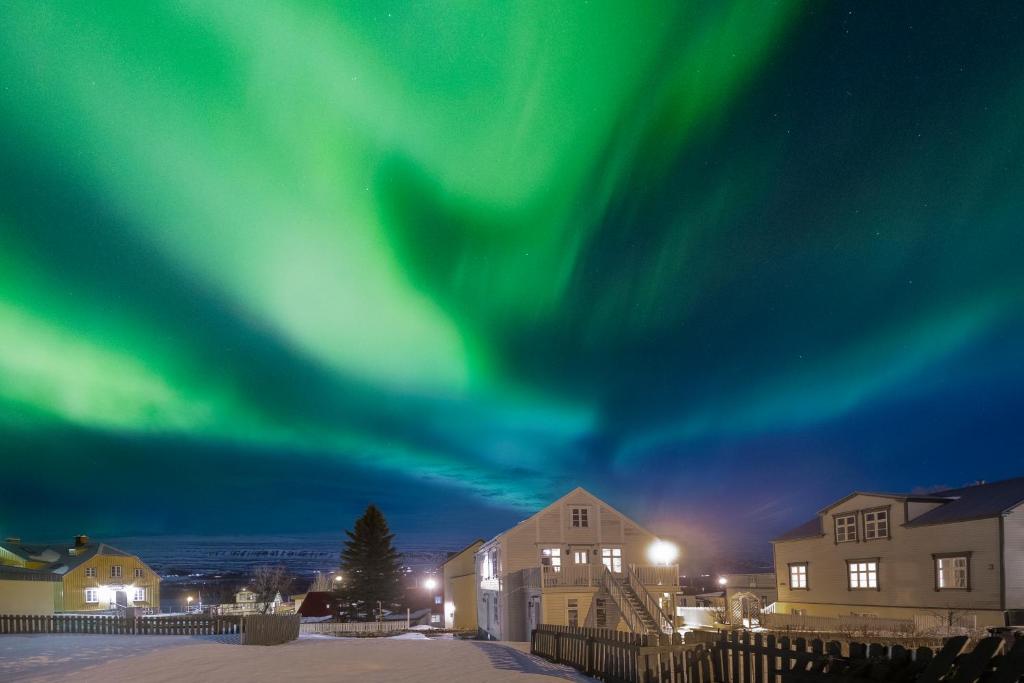 阿克雷里Old Town Luxury Apartment Akureyri的天空中极光的图像