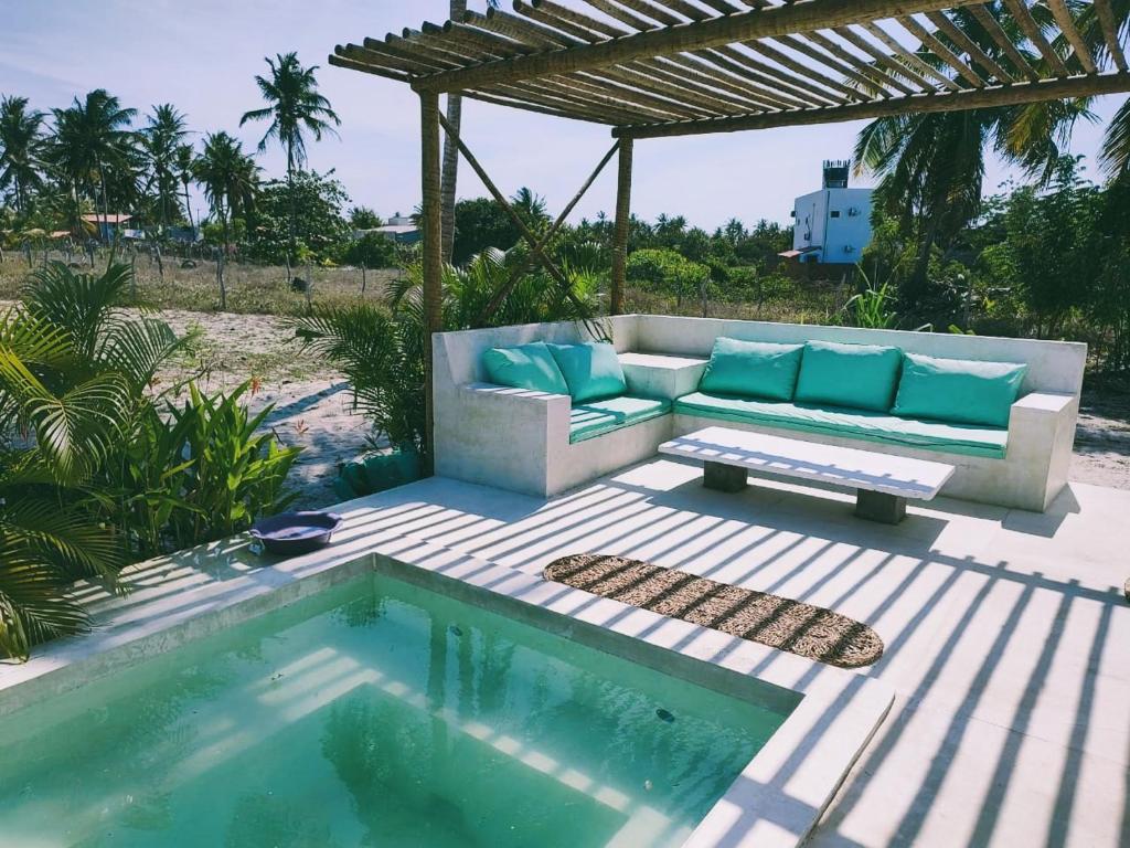 普雷亚La Mangrove - Casa com piscina na Praia do Preá的带沙发和游泳池的天井