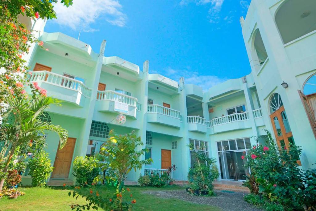 长滩岛Shorebreak Boracay Resort的享有大型白色建筑的外部景色