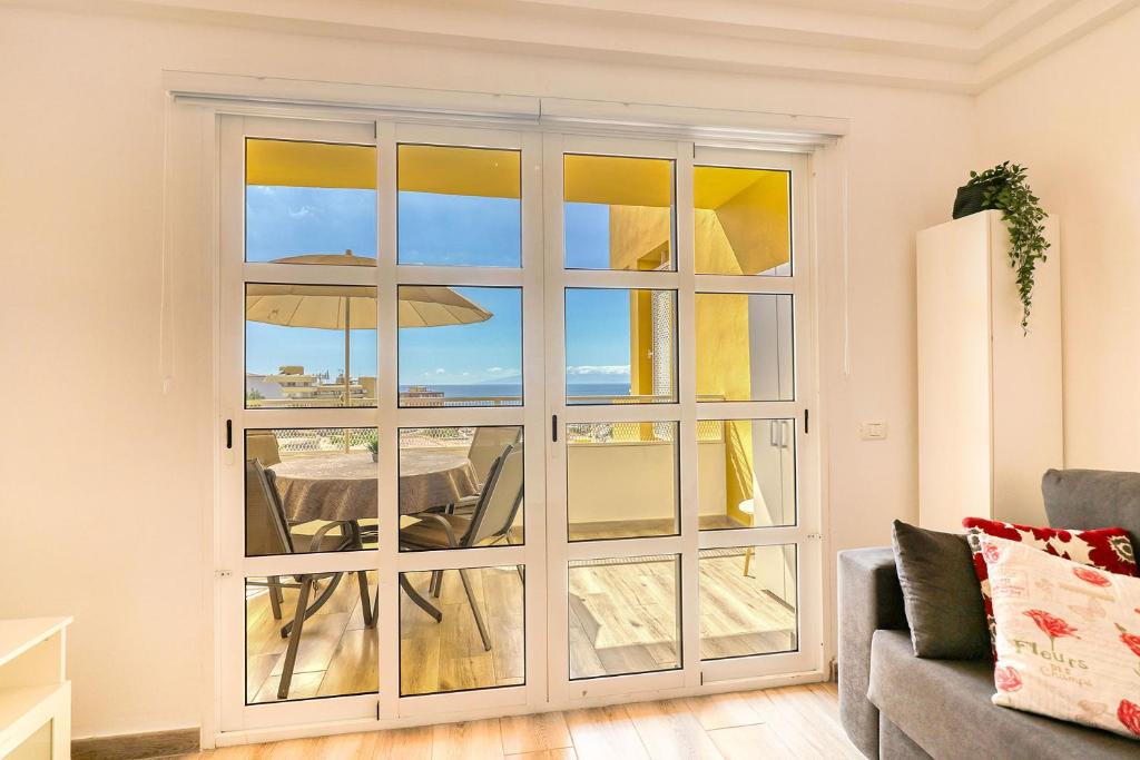 阿德耶Orlando - Ocean View Apartment in Costa Adeje的客厅设有法式门,享有海景