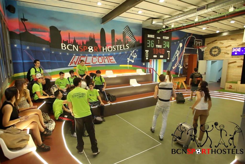 巴塞罗那BCN体育旅馆的一群人站在一个有表演的房间
