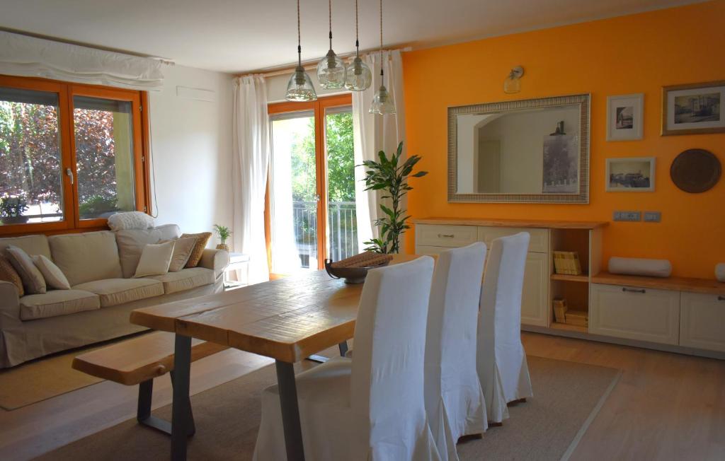 弗留利地区奇维达莱CividaleMia, casa vacanza的客厅配有木桌和白色椅子