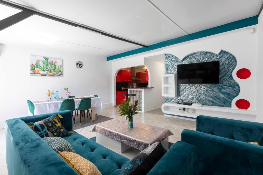 库鲁Villa Comfort-Soleil的客厅配有蓝色的沙发和电视