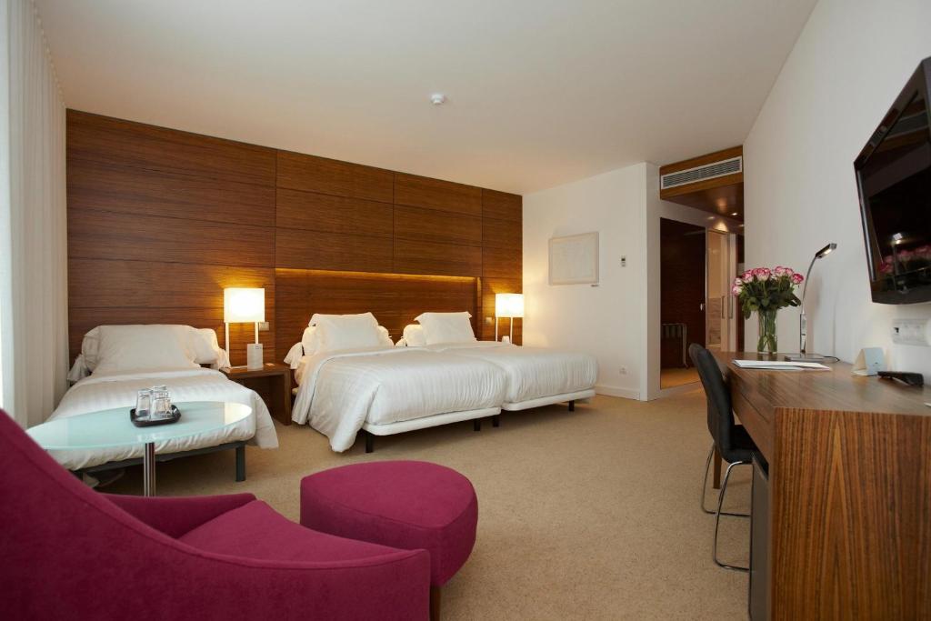 法蒂玛圣玛丽亚酒店的一间酒店客房,设有两张床和电视