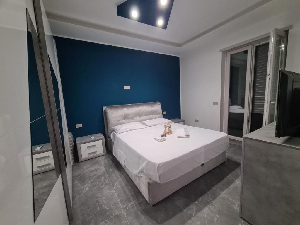 维罗纳il ruggito del leone的一间卧室设有一张大床和蓝色的墙壁