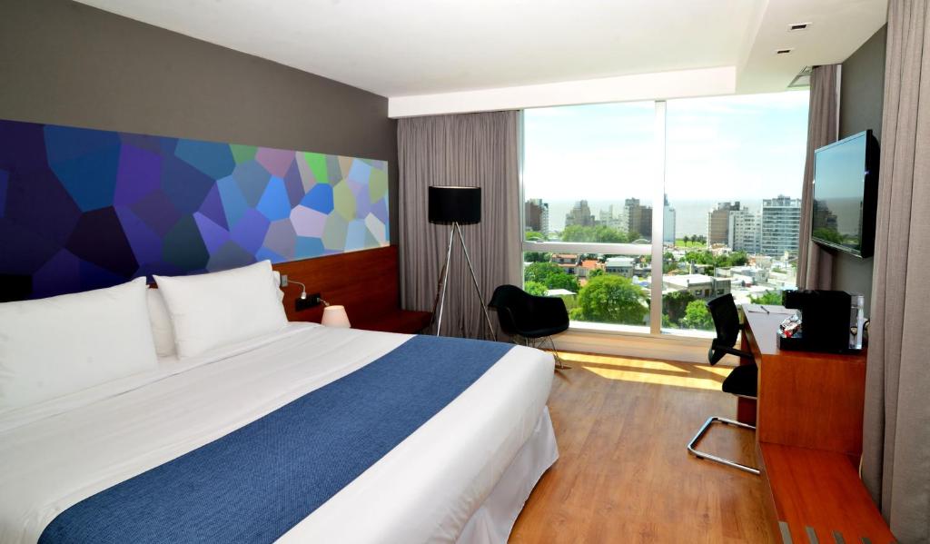 蒙得维的亚比特设计酒店的酒店客房设有一张床和一个大窗户