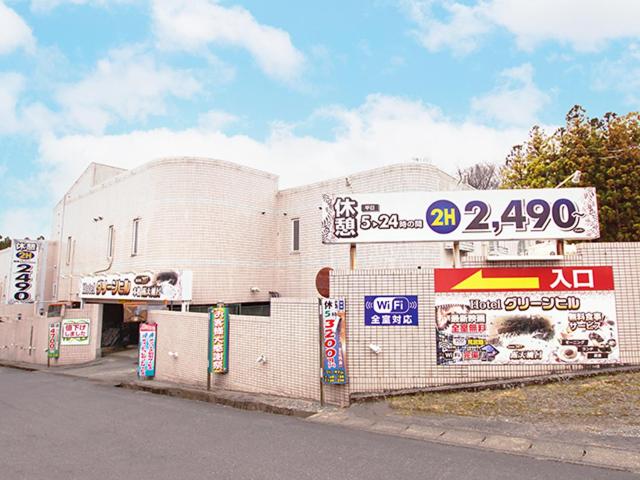 Yoshiokaグリーンヒル　大人専用的白色的建筑,旁边标有标志