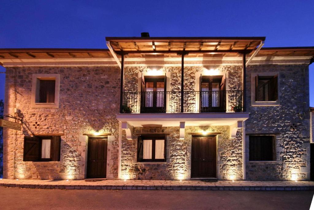 维蒂纳尼科洛普卢庄园旅馆的外墙灯的石头房子