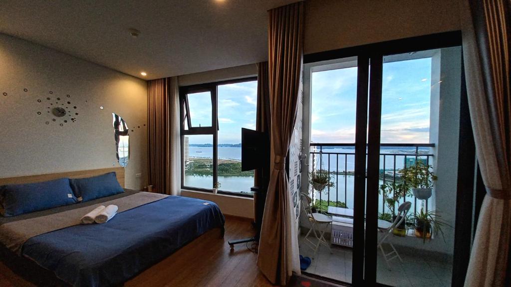 下龙湾Ha Long Bay View Studio的一间卧室设有一张床和一个大窗户