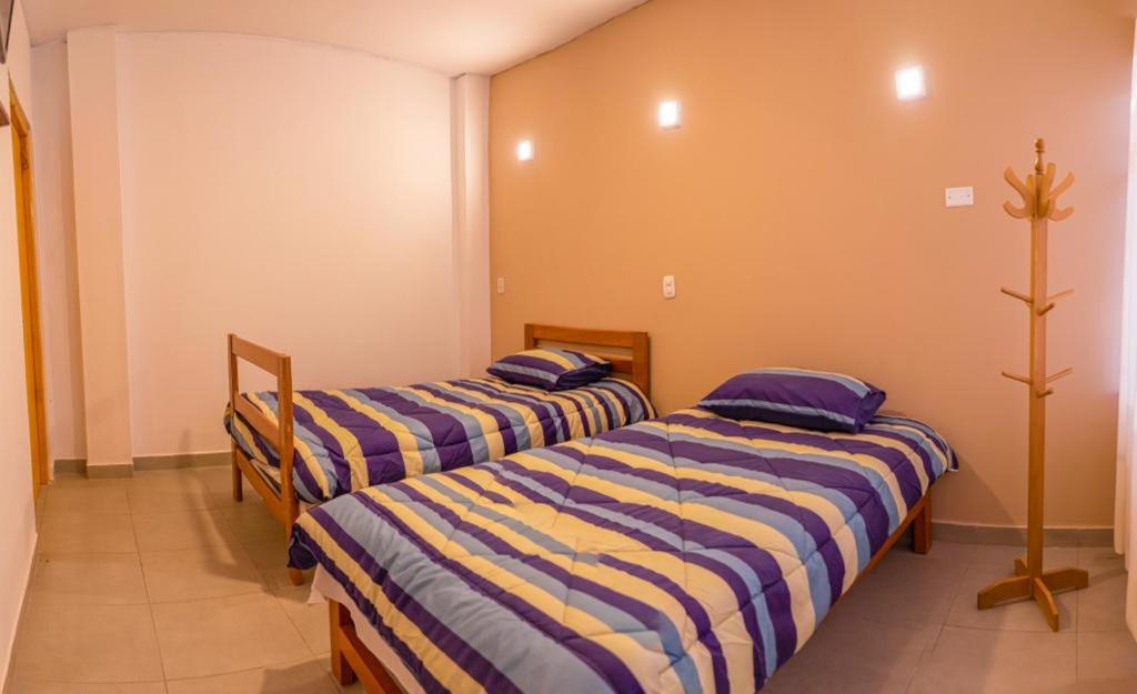 伊察Samay77 Ica的配有两张床的客房内。