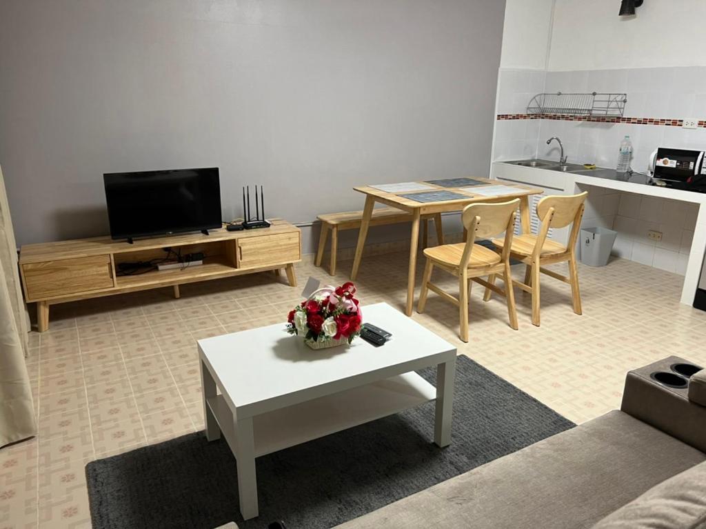 Ban Song HongBanana Muji Home-C6的客厅配有电视和桌椅