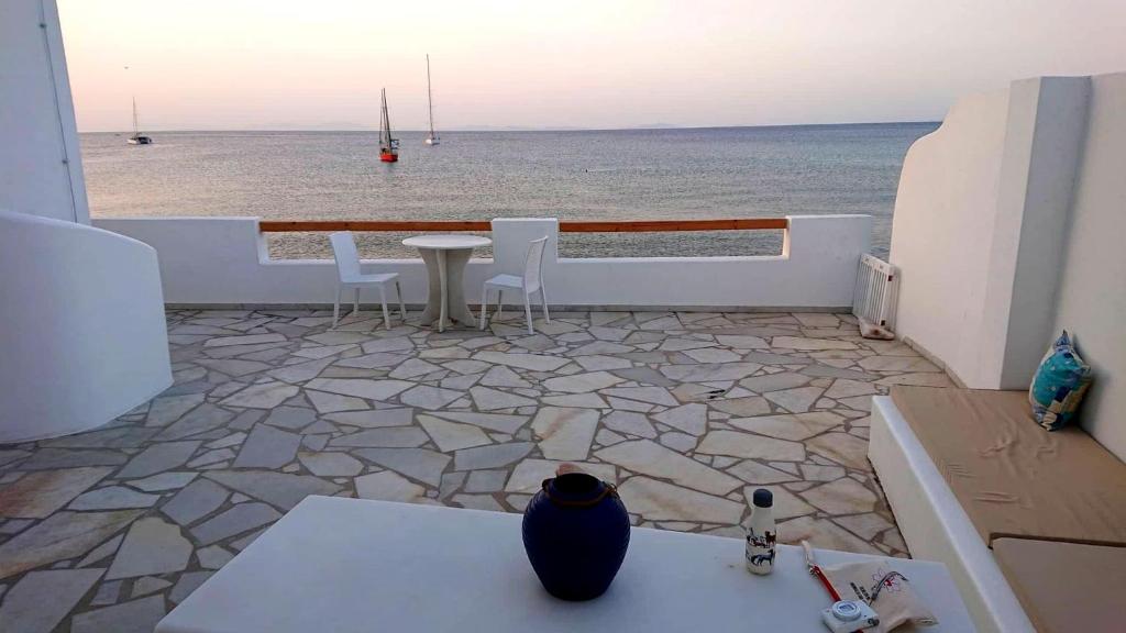 纳克索乔拉Ma mer的一个带桌椅的庭院和大海