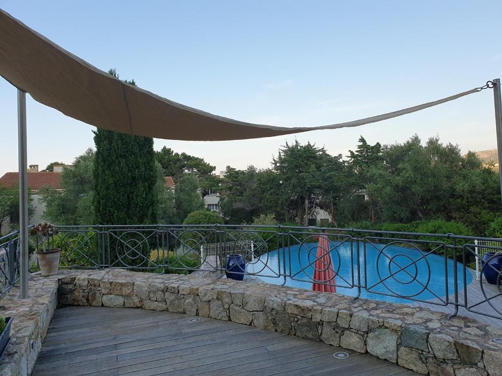 利勒鲁斯Villa Athena的游泳池旁设有围栏
